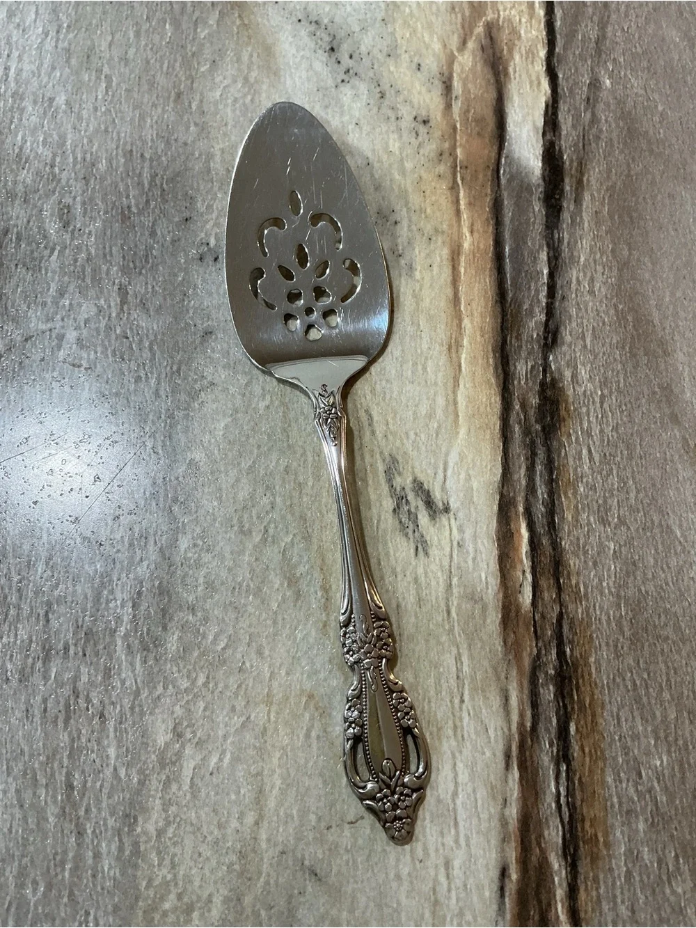 Vintage Oneida Distinction Deluxe Raphael Pierced Stainless Pie Server
